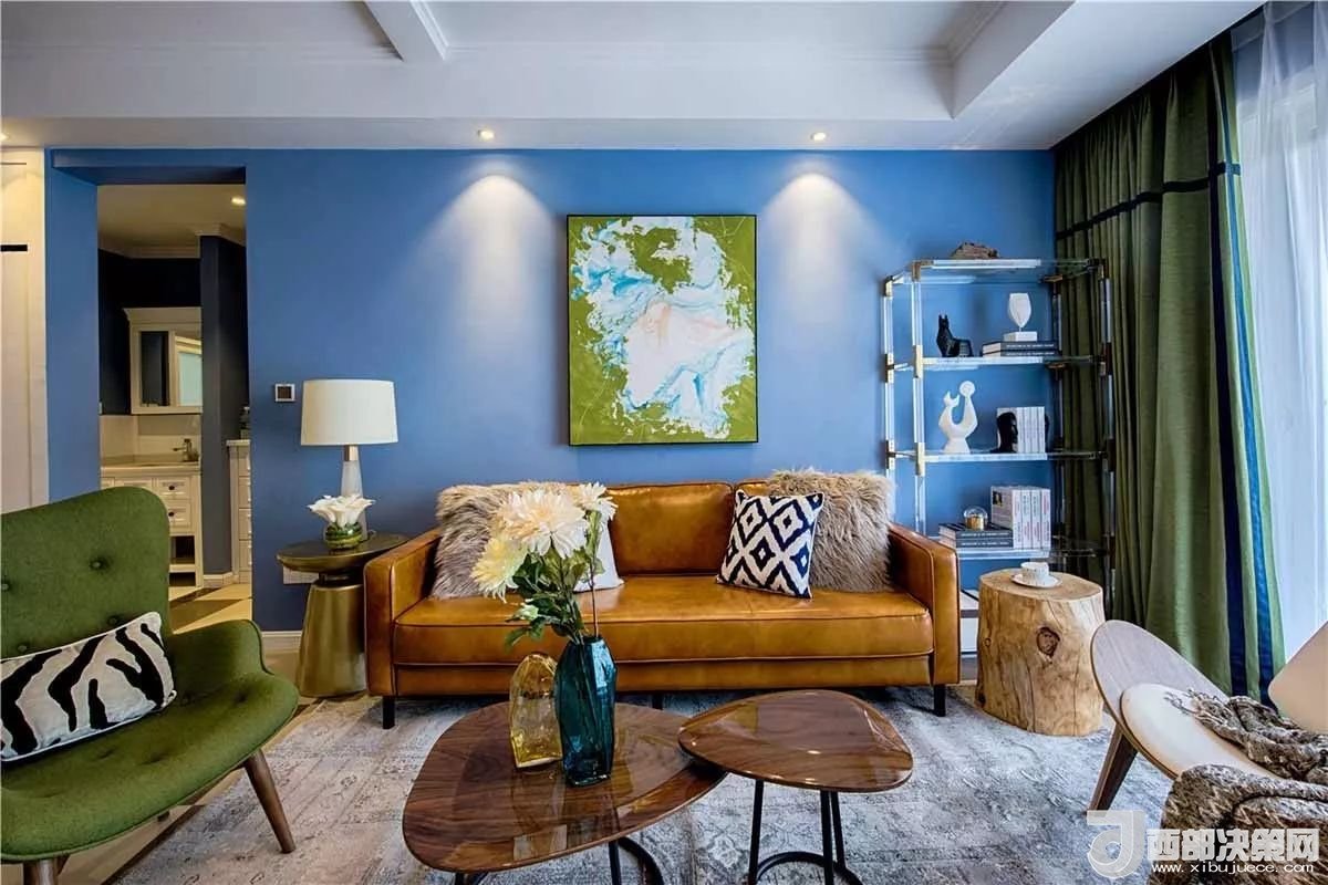 沙發(fā)背景墻選對裝飾畫，才能美了整個客廳空間！