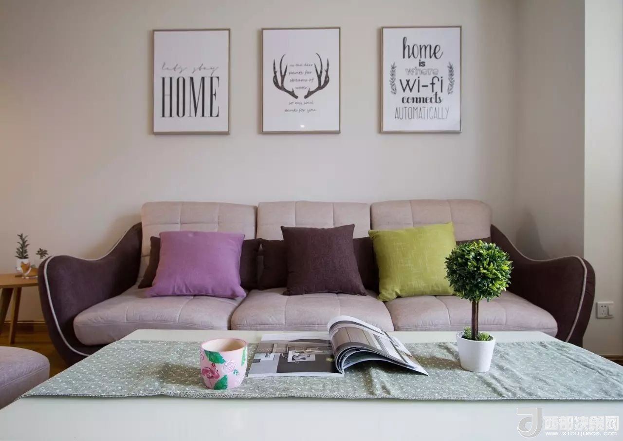 沙發(fā)背景墻選對裝飾畫，才能美了整個客廳空間！