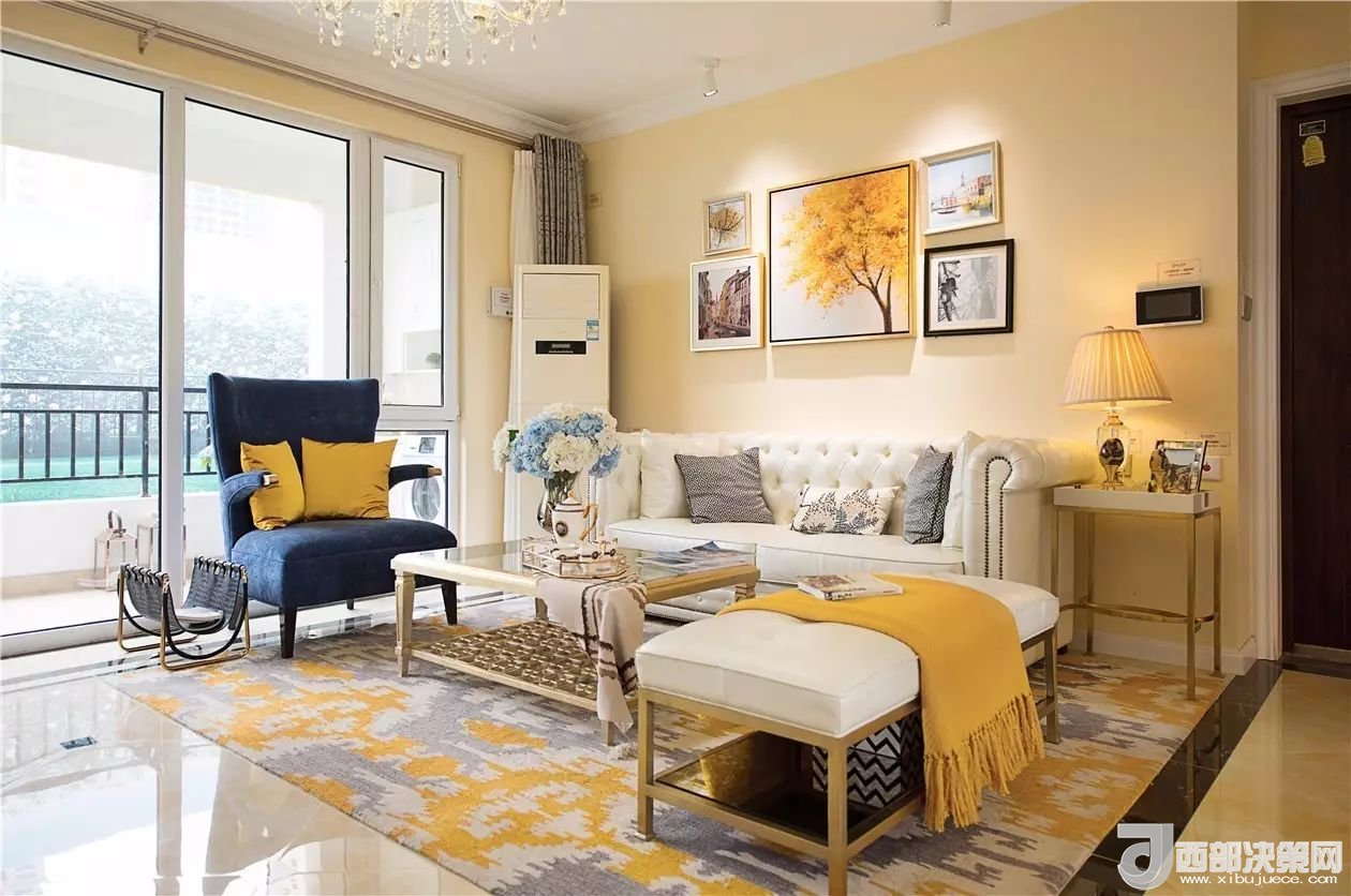 沙發(fā)背景墻選對裝飾畫，才能美了整個客廳空間！