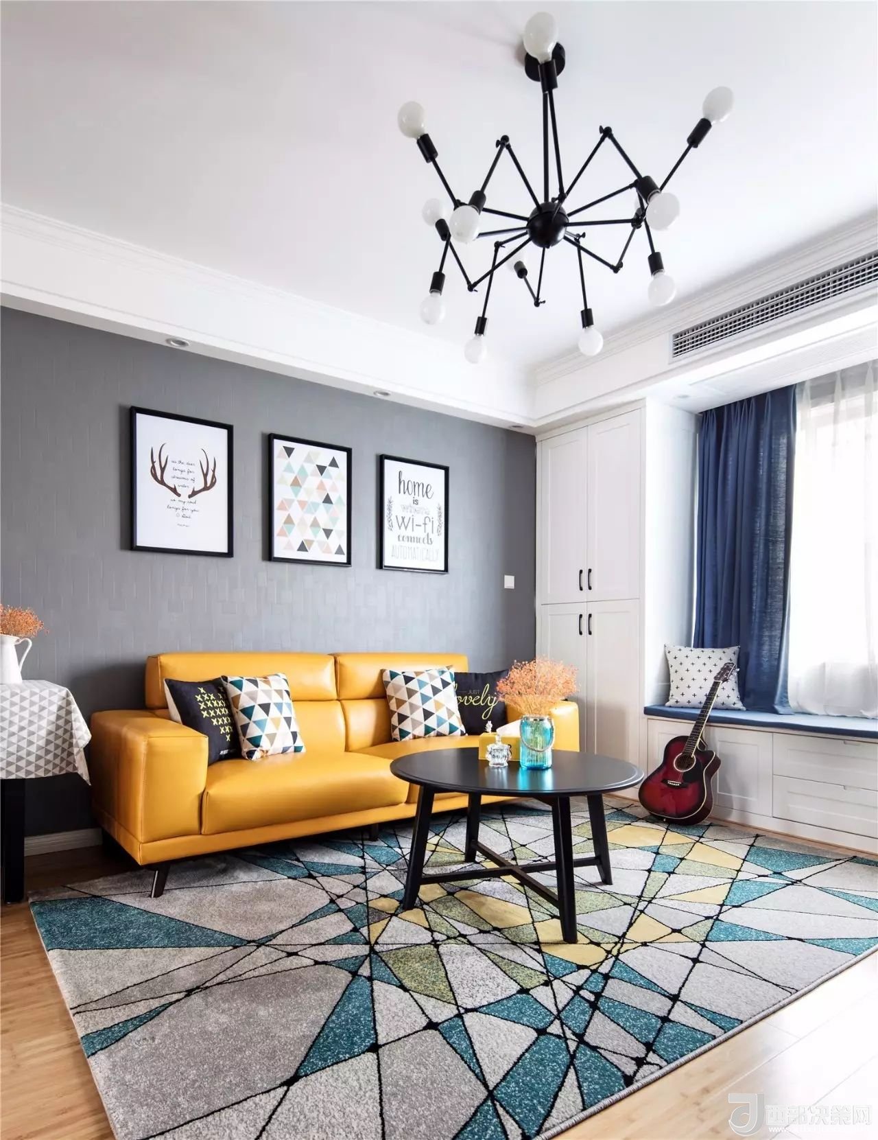 沙發(fā)背景墻選對裝飾畫，才能美了整個客廳空間！