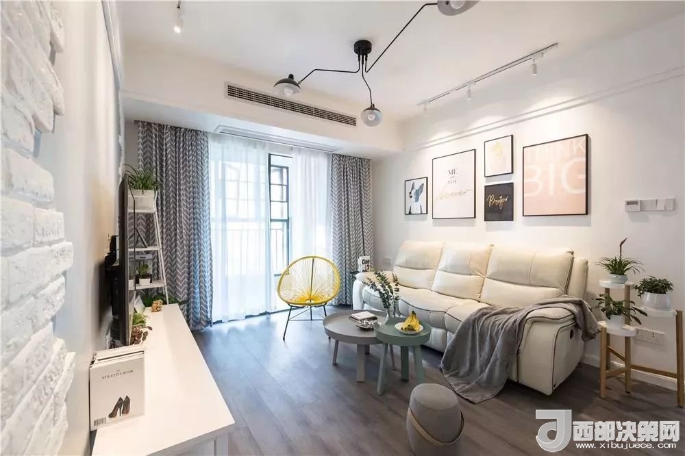 沙發(fā)背景墻選對裝飾畫，才能美了整個客廳空間！