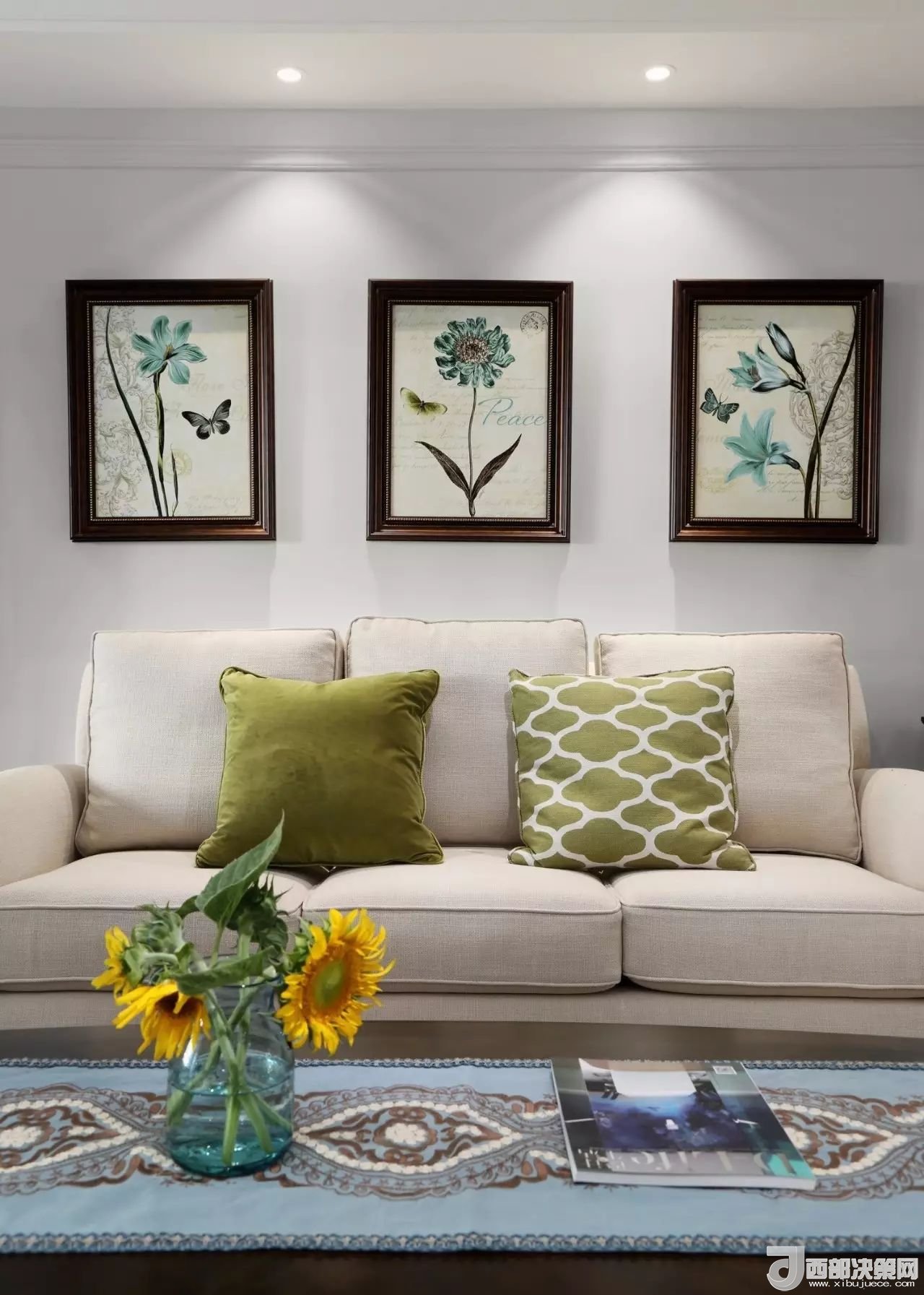 沙發(fā)背景墻選對裝飾畫，才能美了整個客廳空間！