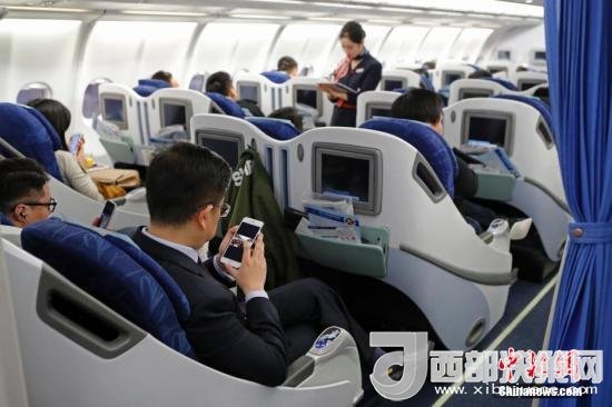 在東航MU5137航班上，旅客全程在飛行模式下可以使用手機(jī)。殷立勤 攝