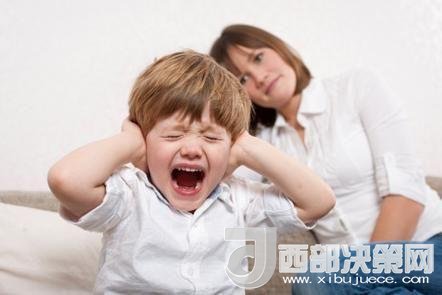 這時孩子可能會一直哭，甚至觀察父母的反應。父母這時候可以讓他哭，哭累了自然就會停下，要讓孩子明白“鬧起來沒道理我不會心疼你”。