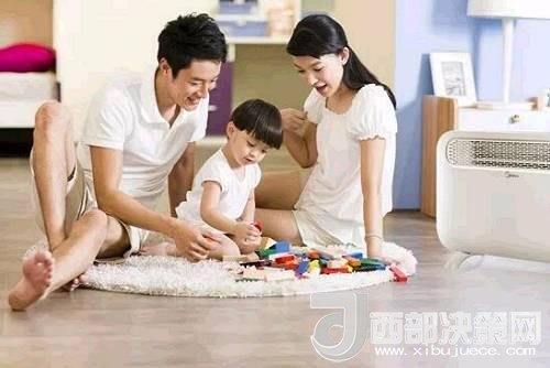 兒童時期，孩子好奇心強，喜歡“打破砂鍋問到底”、“探究性拆東西”、“自言自語做游戲”。這些聽似好笑，看似頑皮的言行舉止，恰恰就是孩子創(chuàng)造火花的閃現(xiàn)。心理學家鄧斯克認為，小孩子在游戲中的“假裝”會大大促進他們的發(fā)散思維。