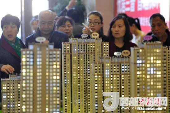 資料圖：民眾選購商品房。 <a target='_blank' >中新社</a>記者 韋亮 攝