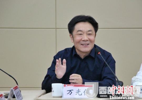 圖為山東師范大學(xué)副校長(zhǎng)萬(wàn)光俠在開(kāi)幕式上發(fā)言?！≮w曉 攝