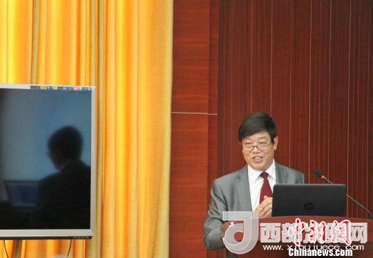 圖為中南大學(xué)教授歐陽(yáng)友權(quán)在現(xiàn)場(chǎng)作了題為“我國(guó)文化產(chǎn)業(yè)發(fā)展的三大拐點(diǎn)與高校的責(zé)任”報(bào)告?！≮w曉 攝