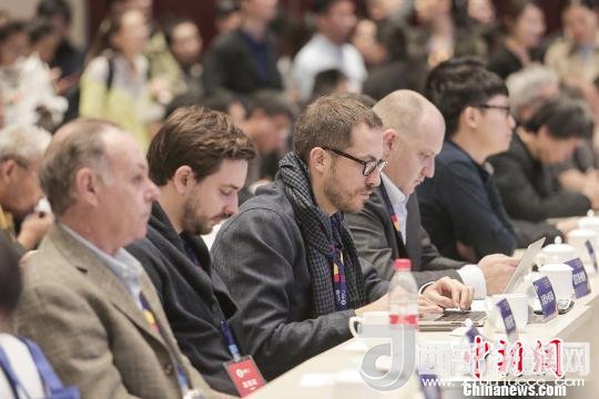 河北工業(yè)設(shè)計(jì)創(chuàng)新中心(以下簡(jiǎn)稱HIDC)啟動(dòng)儀式暨“設(shè)計(jì)促轉(zhuǎn)型·創(chuàng)新贏未來”國(guó)際工業(yè)設(shè)計(jì)工作坊26日在河北省省會(huì)石家莊市舉行。圖為與會(huì)各國(guó)設(shè)計(jì)師?！⌒ば?攝