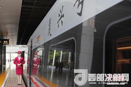 資料圖：4月10日，列車員在“復(fù)興號”列車旁迎接旅客的到來。 <a target='_blank'  data-cke-saved- >中新社</a>記者 殷立勤 攝