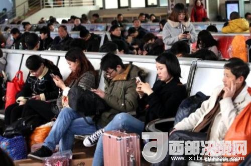 資料圖：移動互聯(lián)網(wǎng)時代，旅客都拿著手機打發(fā)時間。<a target='_blank' >中新社</a>記者 王中舉 攝