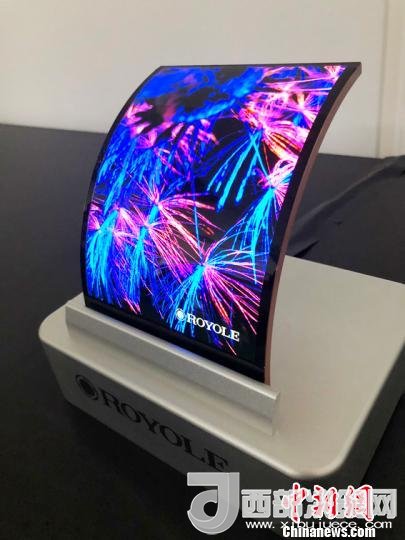 柔宇科技全柔性顯示屏在固定曲面上的應(yīng)用?！∪嵊羁萍脊﹫D 攝