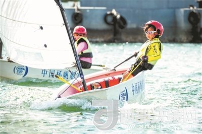 青島市北區(qū)立新小學(xué)學(xué)生參加2017年中國杯青少年帆船OP項目比賽。孫軍/攝