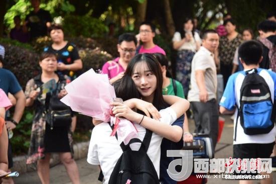 資料圖：一名家屬擁抱走出考場的考生。 王以照 攝