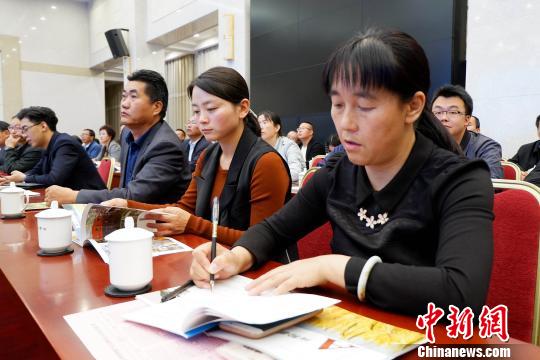 圖為與會嘉賓聆聽專家演講?！±铍h 攝