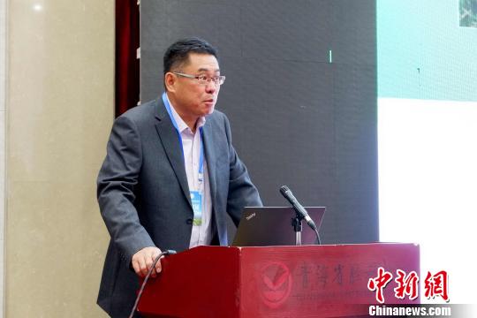 圖為青海省農(nóng)林科學(xué)院副院長、國家大麥青稞產(chǎn)業(yè)技術(shù)體系崗位科學(xué)家遲德釗正在發(fā)言?！±铍h 攝