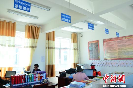 圖為塔秀村的便民服務大廳?！◆?shù)り?攝