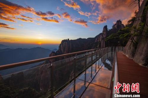  資料圖：霞光映照在三清山棧道玻璃上?！溆榔?攝