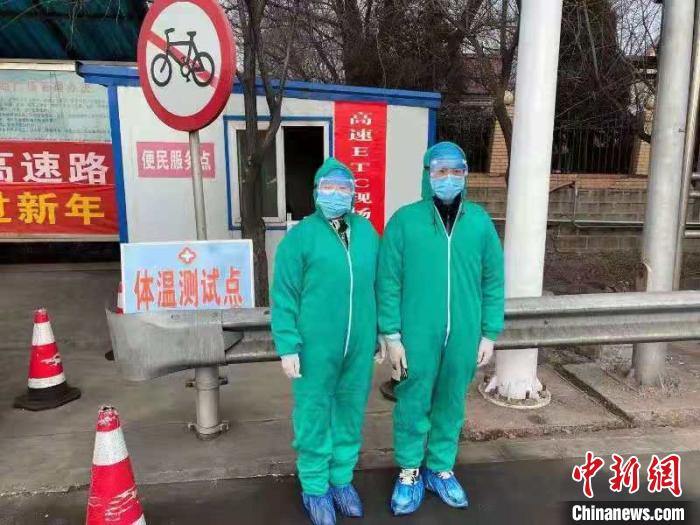 鄉(xiāng)鎮(zhèn)衛(wèi)生院和社區(qū)衛(wèi)生中心工作人員排查發(fā)熱患者?！〗樾菔嗅t(yī)療集團(tuán)供圖 攝