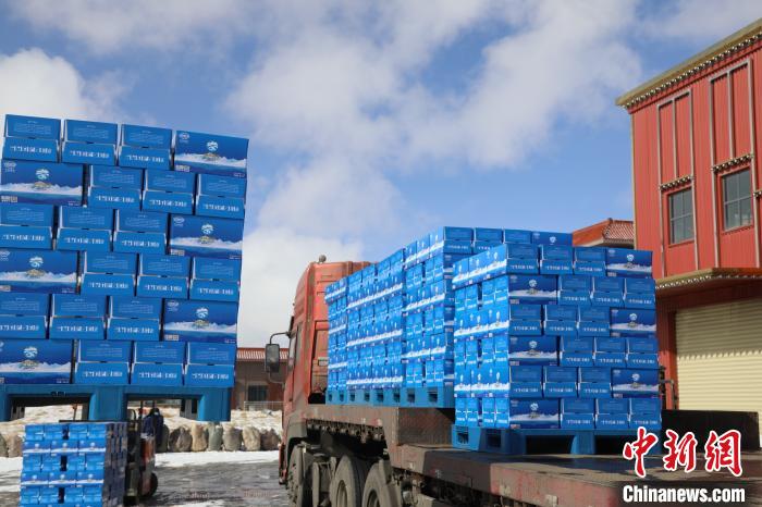 圖為當(dāng)雄的冰川礦泉水裝車，即將發(fā)往湖北?！‘?dāng)雄縣 供圖 攝