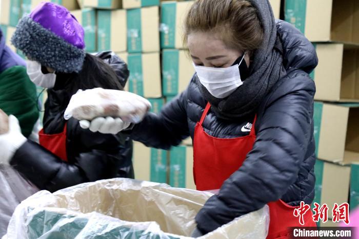 當(dāng)雄縣民眾將牦牛肉裝箱?！‘?dāng)雄縣 供圖 攝