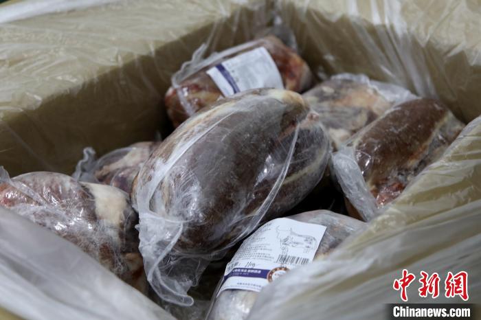 當(dāng)雄縣援鄂物資中的牦牛肉，圖中的為腱子肉，是牦牛肉中的“極品”?！‘?dāng)雄縣 供圖 攝