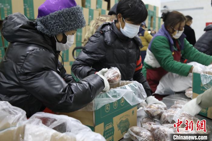 當(dāng)雄縣民眾打包當(dāng)?shù)氐奶禺a(chǎn)，“有身份證”牦牛肉。　當(dāng)雄縣 供圖 攝