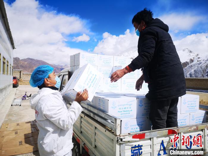 圖為工作人員搬運物資。堆龍德慶區(qū)宣傳部供圖