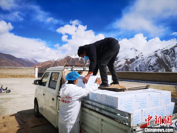 圖為工作人員搬運物資。堆龍德慶區(qū)宣傳部供圖