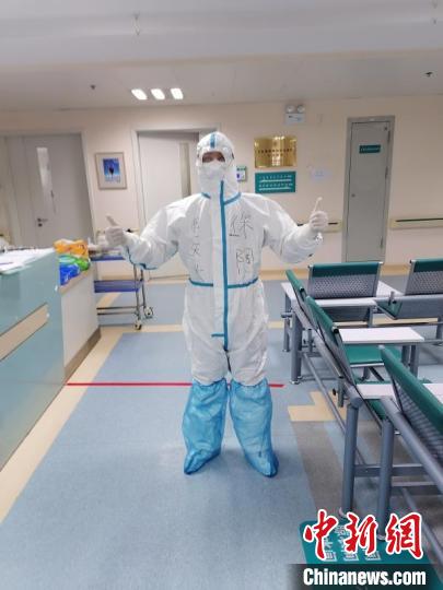 徐陶在工作中。四川援助湖北醫(yī)療隊供圖