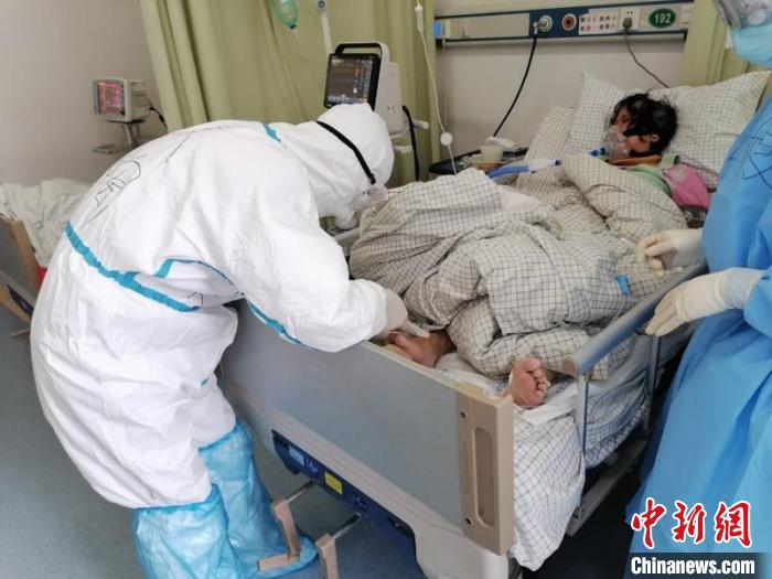 徐陶在工作中。四川援助湖北醫(yī)療隊供圖