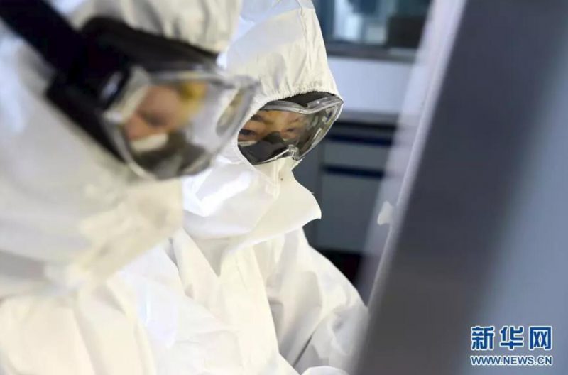 ▲資料圖片：負(fù)責(zé)新型冠狀病毒核酸檢測(cè)的工作人員，在實(shí)驗(yàn)室進(jìn)行樣本處理。（新華社發(fā) 周牧 攝）
