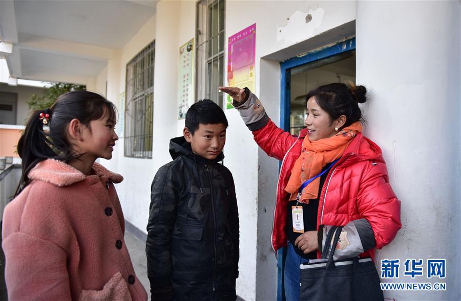 （決戰(zhàn)決勝脫貧攻堅(jiān)·圖文互動(dòng)）（2）山上的放羊娃不見了——涼山教育扶貧斬?cái)嘭毨А按H傳遞”