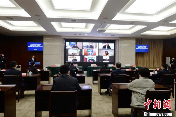 青羊區(qū)2020年重大項(xiàng)目在線集中簽約儀式現(xiàn)場(chǎng)。青羊區(qū)委宣傳部供圖