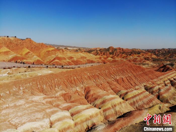 航拍下的七彩丹霞?！钇G敏 攝