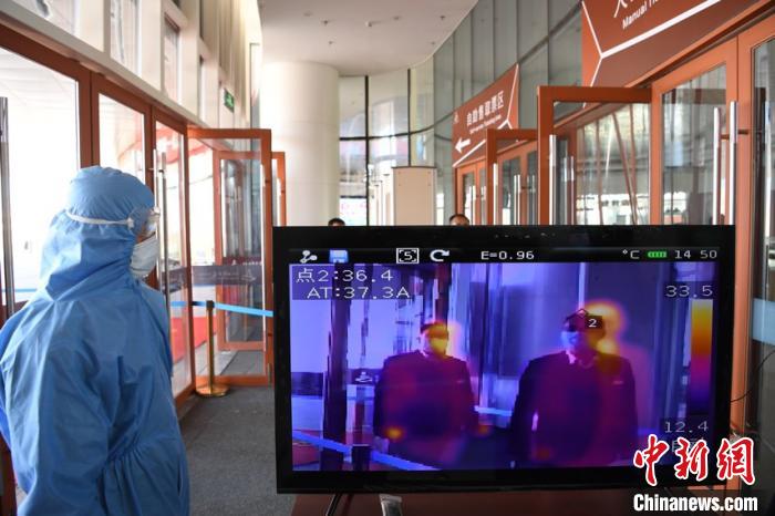 圖為游客步行通過紅外線測溫通道?！钇G敏 攝