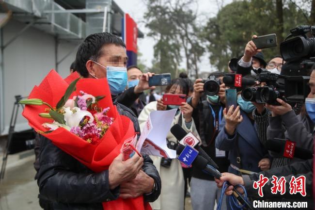 圖為貴州省最后一名新冠肺炎確診患者從貴州省將軍山醫(yī)院出院，患者接受媒體采訪?！■暮陚?攝