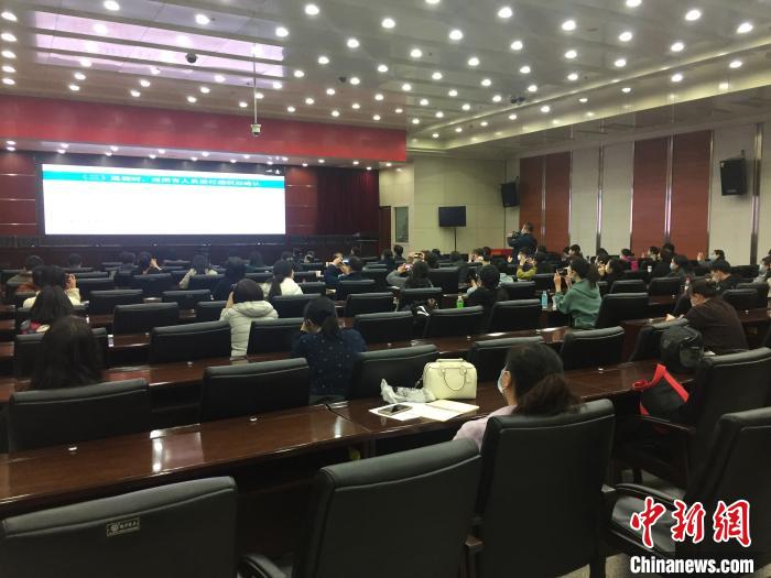 山西選派554名疫情防控指導(dǎo)員駐校指導(dǎo)高三年級(jí)開學(xué)疫情防控?！「呷鸱?攝