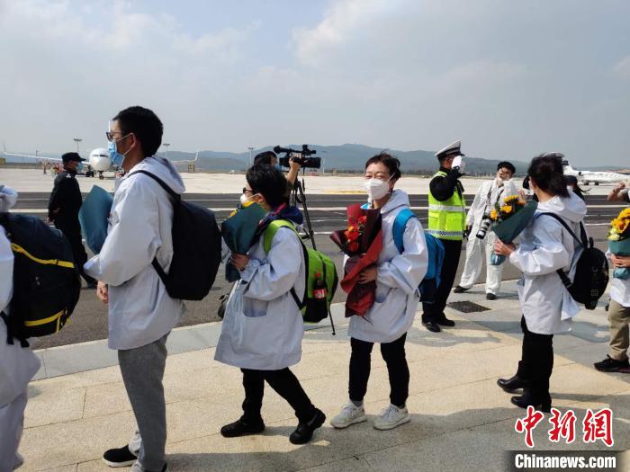 圖為交警向醫(yī)療隊(duì)敬禮?！№n帥南 攝