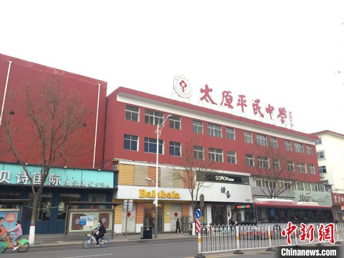 所有師生實(shí)行“日?qǐng)?bào)告”“零報(bào)告”制度，確保開學(xué)后校園衛(wèi)生安全。　高瑞峰 攝