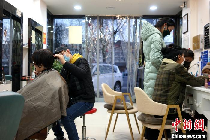 拉薩市民在一美發(fā)店理發(fā)、美甲?！〗w波 攝