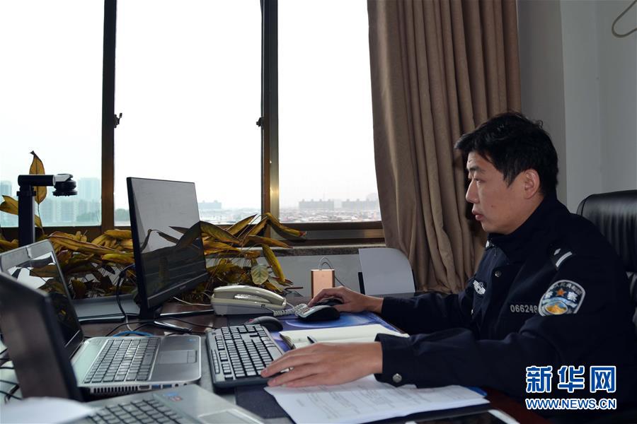 （習(xí)近平致敬的戰(zhàn)“疫”英雄·公安干警篇·圖文互動(dòng)）（8）他們，抗疫一線鑄警魂