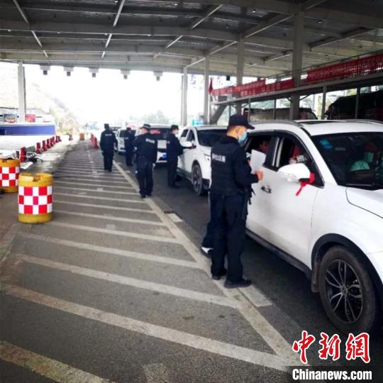 圖為云南一邊境檢查站防控疫情同時嚴防境外毒品滲透?！≡颇鲜」矎d供圖 攝