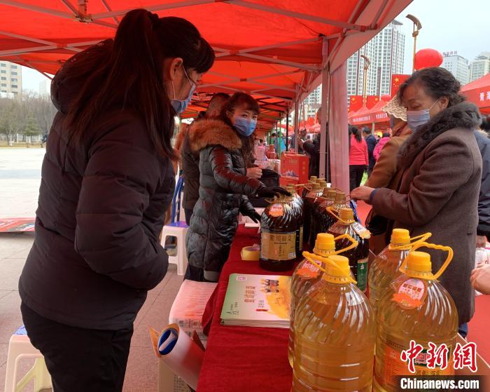 圖為市民們正在采購商品?！O睿 攝