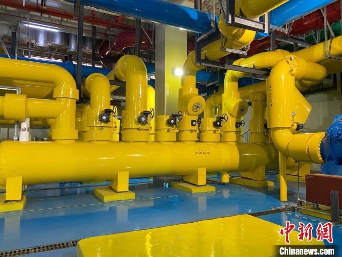 圖為中國移動云南數(shù)據(jù)中心冷卻系統(tǒng)?！⊥蹯簛?攝