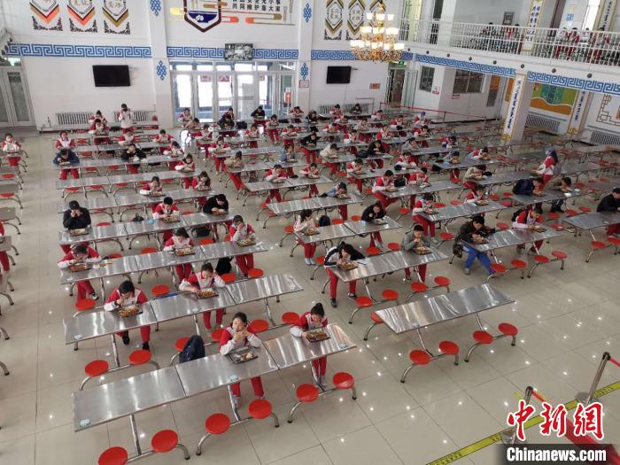 圖為學(xué)生們在食堂就餐?！鯆I娜 攝