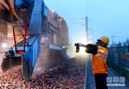 (社會(huì))(4)鐵路線路整治:白天與黑夜的堅(jiān)守