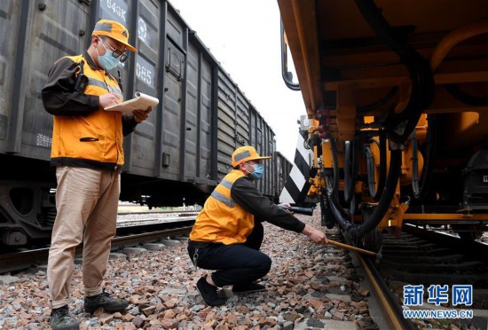 (社會(huì))(2)鐵路線路整治:白天與黑夜的堅(jiān)守