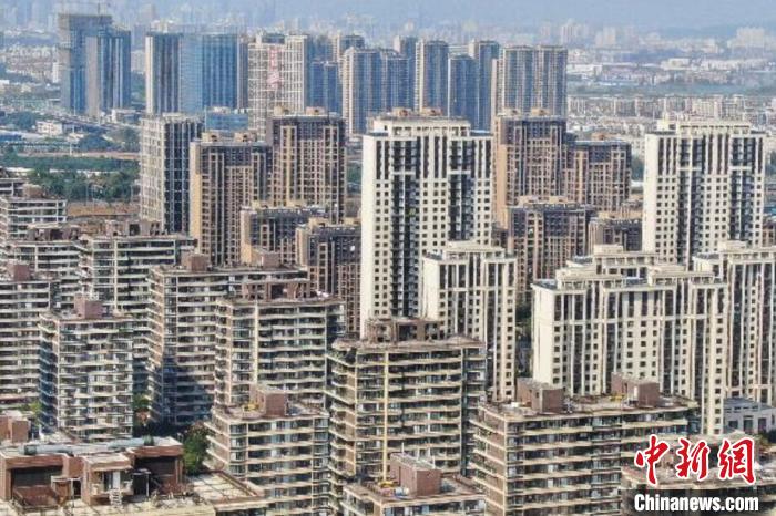 房地產(chǎn)行業(yè)作為特殊的商品銷售業(yè)，受疫情影響，一些企業(yè)資金回籠困難，亟待金融和稅務(wù)部門的政策支持。　泱波 攝