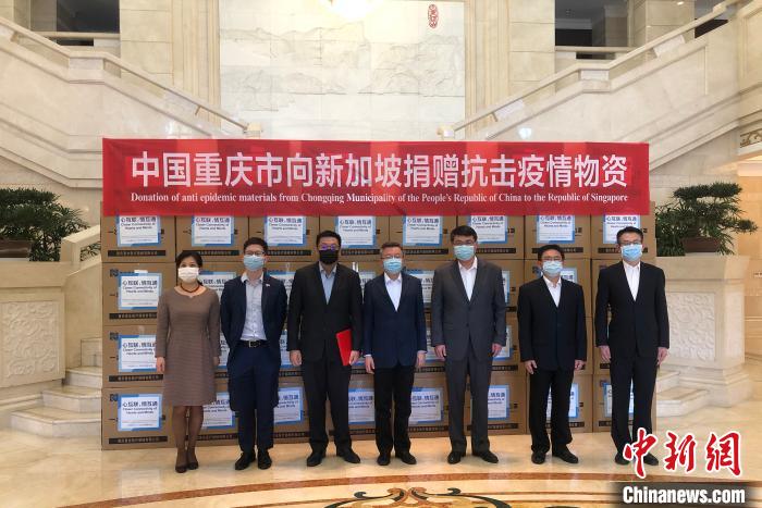 圖為捐贈(zèng)方與接收方代表合影留念?！⑾嗔?攝